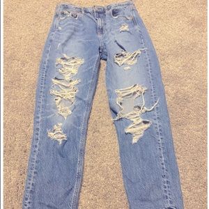 American Eagle ripped 90’s slim boyfriend jeans